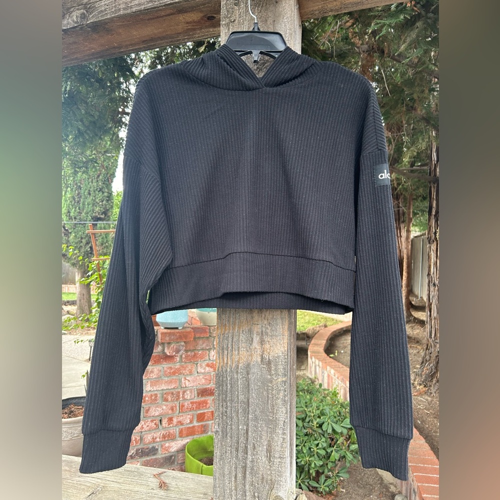 Women’s ALO Bae crop hoodie shirt. Size XS
